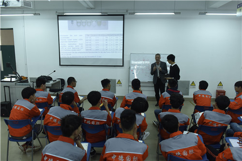 1524708490952489.jpg 德国专家给国际班学生教学_副本.jpg