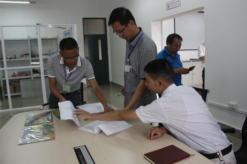 我校 “电子技术基础与技能一体化工作站”项目验收圆满完成