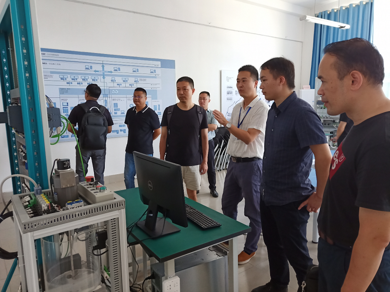 衔接高校前沿科技,谋求政校合作发展