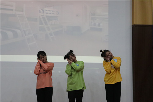 弘礼仪文化  展学生风采