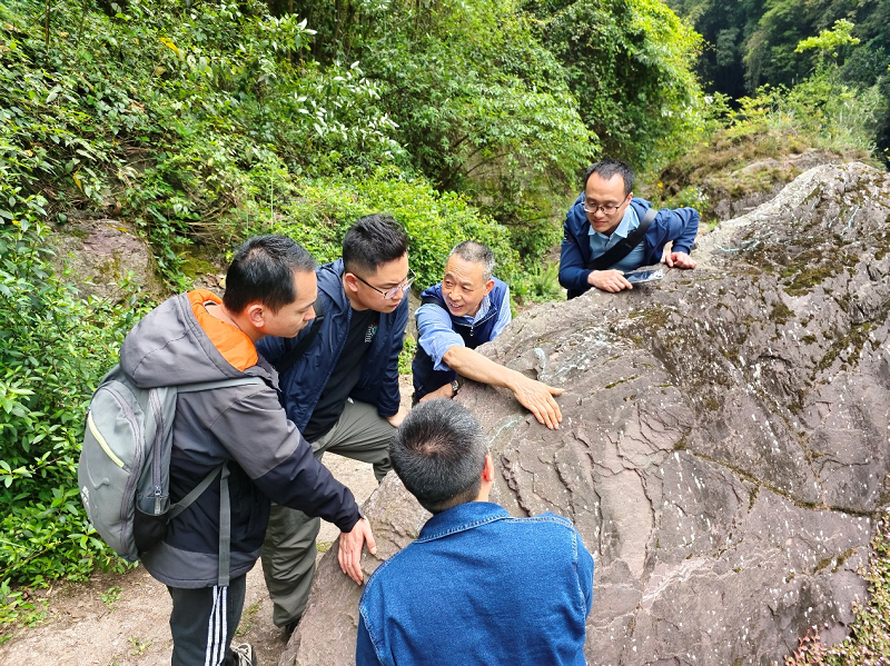 建地系组织专业教师开展野外备课活动