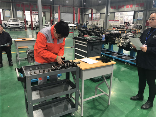 第十一届知识技能节“发动机拆装与检测”项目决赛圆满落幕