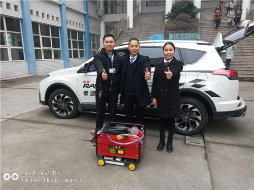 校企合作更上一层楼，崇州嘉庆丰田向我院赠送设备