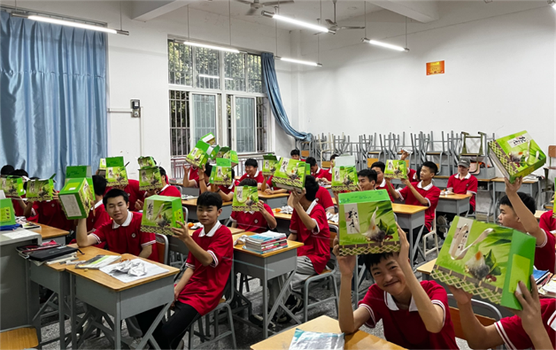 学子浓情迎端午 行知粽情送安康