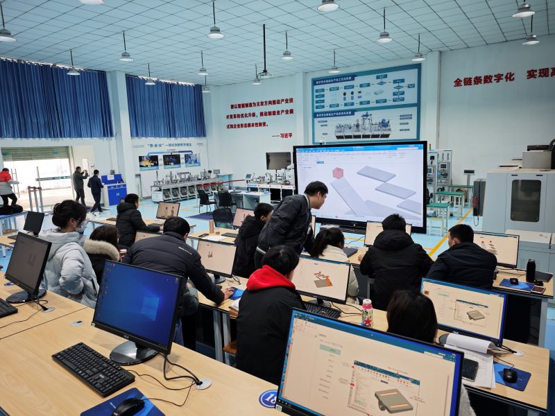 点亮前沿技术发展路，开启智能制造新篇章