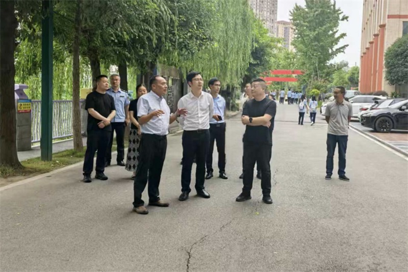 新都区副区长胡蓝一行莅临新都校区检查指导工作