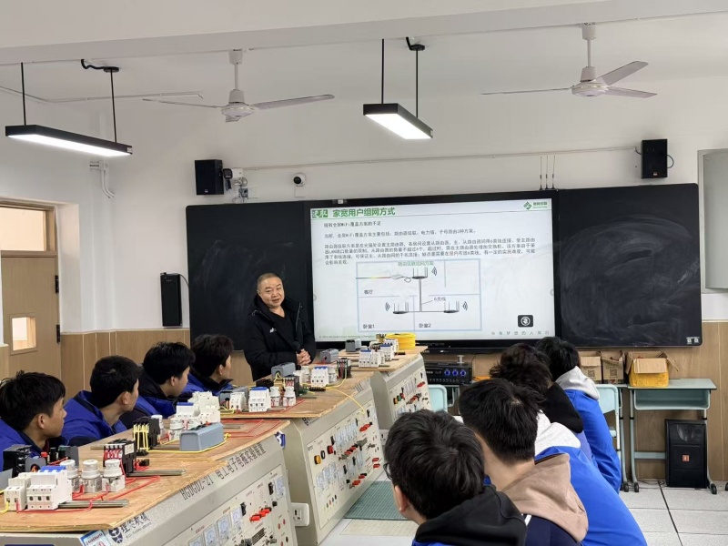 产业导师进校园为电子技术应用专业学子传经送宝