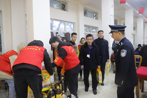 献爱心 送物品_副本.jpg