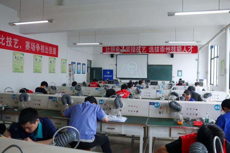 产业工人同台竞技  2026年成都百万职工劳动和技能大赛崇州电子设备装接工比赛落下帷幕