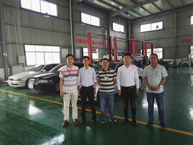 吉利集团廖勇经理一行参观我校汽车工程系实训车间.jpg